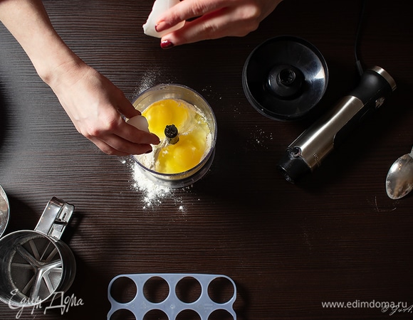 Пропорции: на 100 г муки — одно яйцо. Обязательно соль. В книгах часто можно встретить пропорцию 1% от массы муки. Меньшее количество будет, во-первых, невкусно, во-вторых, скажется на качестве теста, точно так же, как и большее.