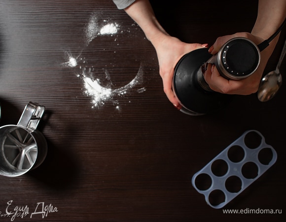 Сначала соедините в комбайне муку с яйцами.