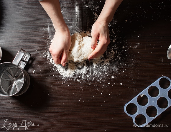 Когда получится довольно однородная масса, выложить на стол и начать вымешивать.