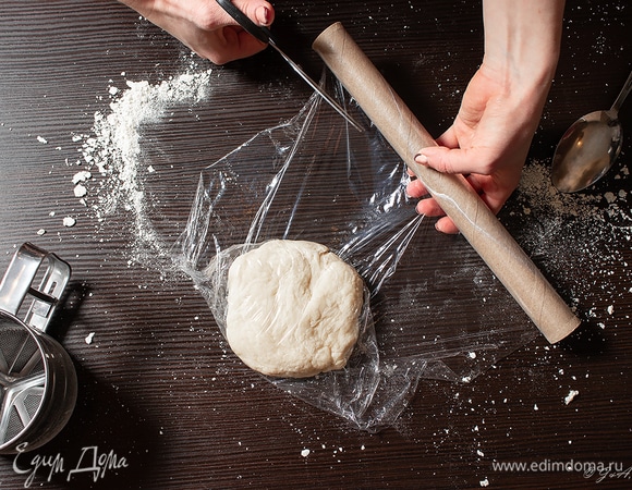 Хорошо промешанное тесто заверните в пленку и отправьте отдыхать в холодильник на 30 минут.