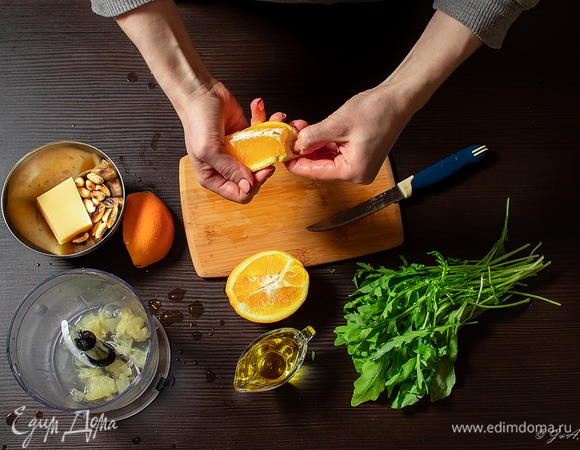 Апельсин и лимон очистить от пленок. Сложить в блендер.