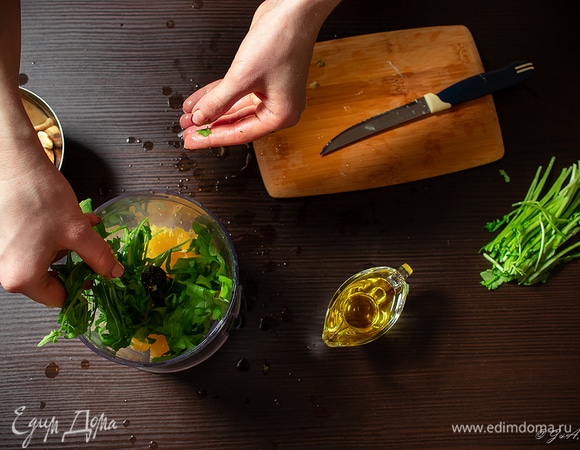 Высыпать туда руколу.