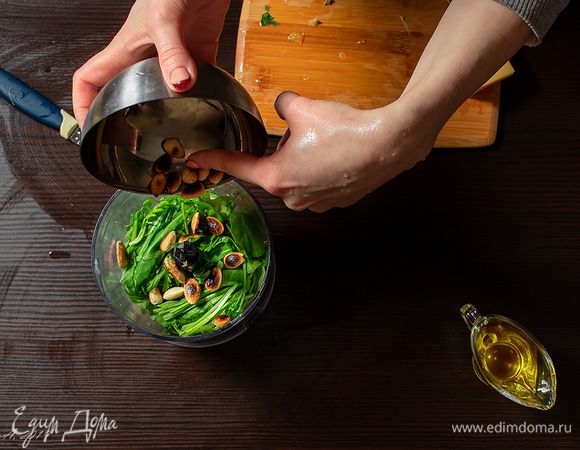 Миндаль обжарить и положить к руколе, туда же — чеснок и горчицу.