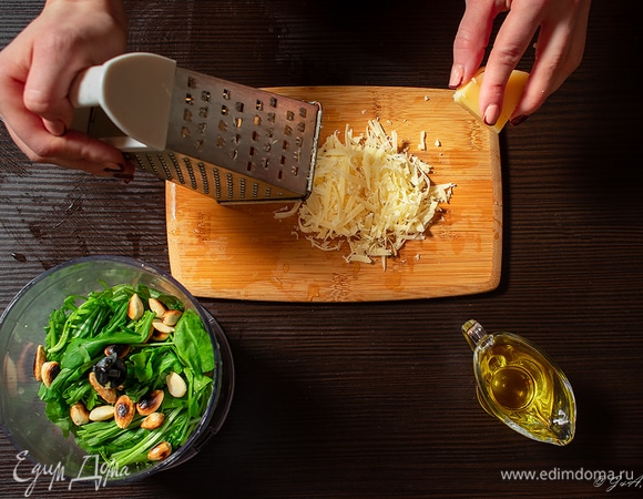 Добавить тертый пармезан.