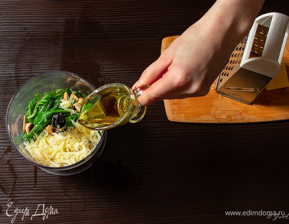 Залить масло, посолить и измельчить до однородности.