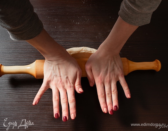 Отдохнувшее тесто раскатайте до нужной толщины. Можно машинкой, а можно вручную.