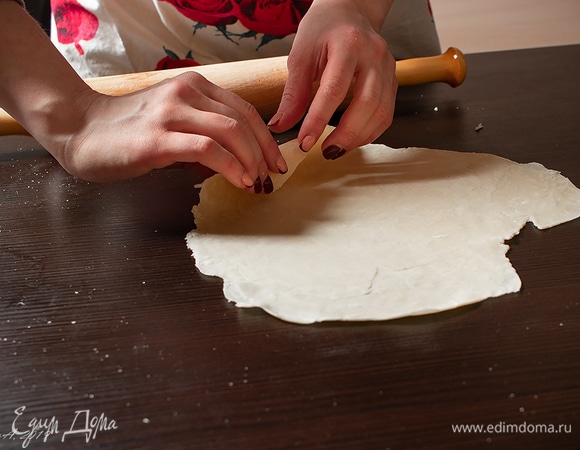 Вручную раскатывайте как можно тоньше (1,5–2 мм).