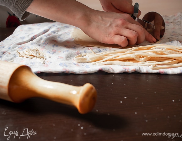 Нарежьте полосками необходимой ширины. Готовую пасту отварите до готовности.