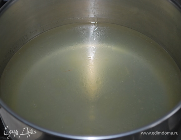 Куриный бульон доведите до кипения.