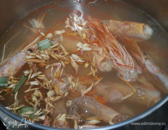 Панцири креветок и стебли лемонграсса положите в куриный бульон и варите при слабом кипении 5–6 минут.