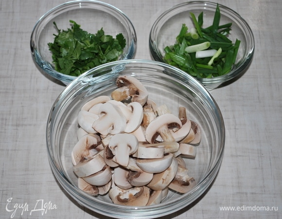 Кинзу, лук и шампиньоны нарежьте.