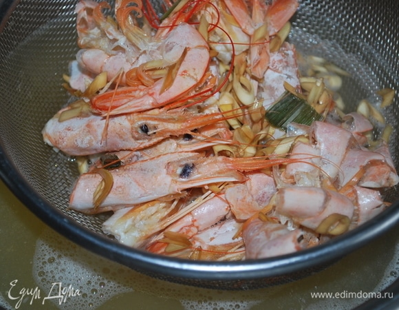 Процедите бульон, перелейте его в другую кастрюлю и снова нагрейте.