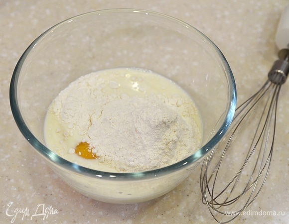 Смешайте все ингредиенты для блинов, чтобы не было комочков.