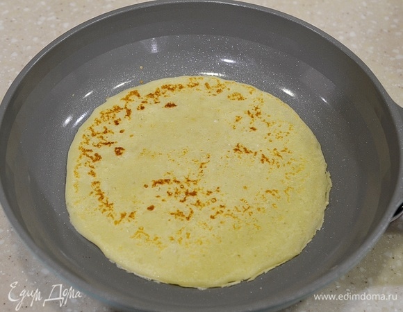 Жарьте блины на сковороде, смазывая ее маслом.