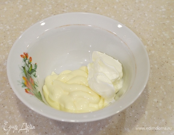 Смешайте майонез и сметану.