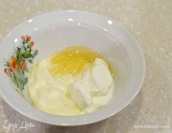 Желатин отожмите, добавьте к сметанной массе.