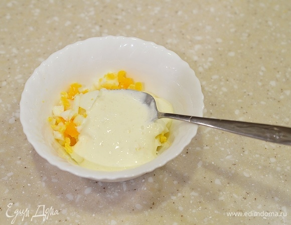 Возьмите 1/4 часть сметанной массы, смешайте с яйцом.
