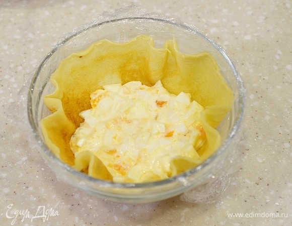 На блин выложите яйцо со сметанной массой.