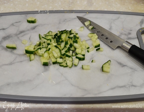 Огурец нарежьте кубиком.