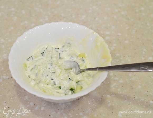 Смешайте с 1/4 сметанной массы и выложите следующим слоем.