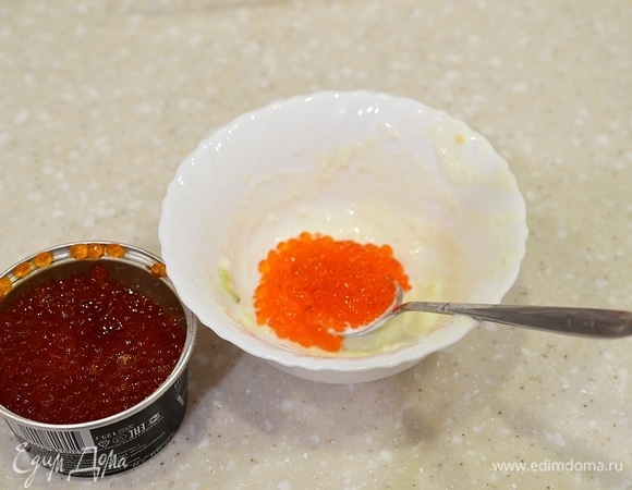 К 1/4 сметанной массы добавьте икру. Я использую красную икру ТМ «Восточный берег». Такая икра обладает высокими вкусовыми качествами, содержит небольшое количество соли, а также сделана на Камчатке — как известно, самая вкусная и полезная икра производится именно там.