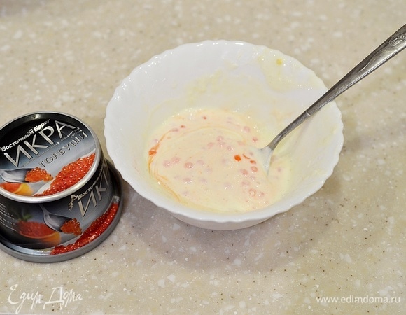 Перемешайте и выложите следующим слоем.