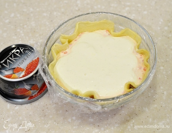 Последним слоем выложите оставшуюся сметанную массу.