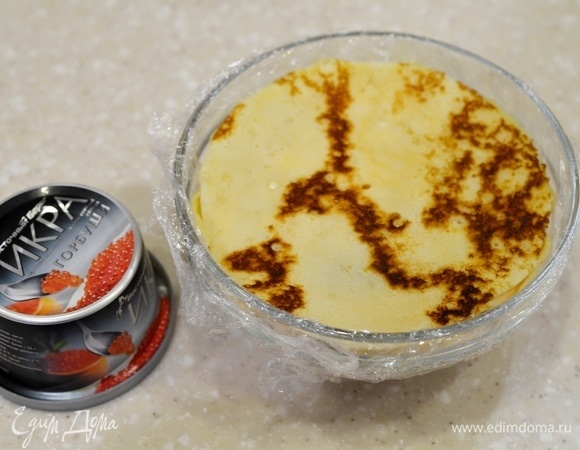 Затем — блин. Заверните края пленки и уберите в холодильник на несколько часов, а лучше на ночь.