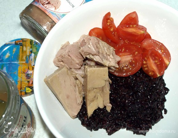 Когда все ингредиенты подготовлены, можно собирать блюдо. В центр чашки выкладываем рис. Тунец в оливковом масле ТМ «Магуро» извлекаем из банки. Выкладываем кусочками к рису. Добавляем помидоры.