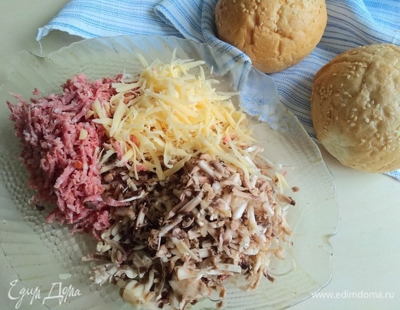 Натрем на терке сыр, шампиньоны, колбасу.