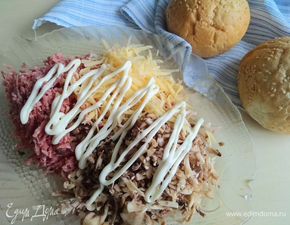 Перемешиваем начинку и заправляем майонезом.