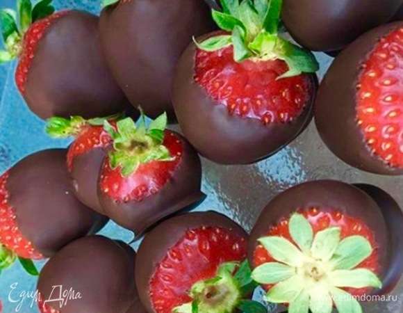 Вынуть тарелку из морозилки. Клубнику взять за «хвостик», обмакнуть в шоколад, положить на тарелку. Все готово! Приятного аппетита!