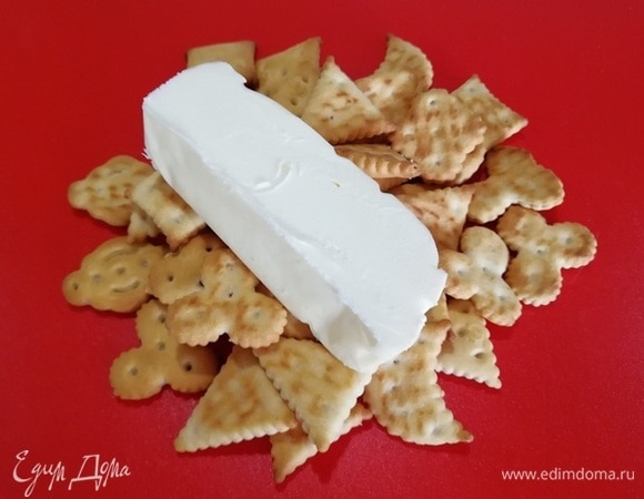 Для основы возьмите соленый крекер и сливочное масло.