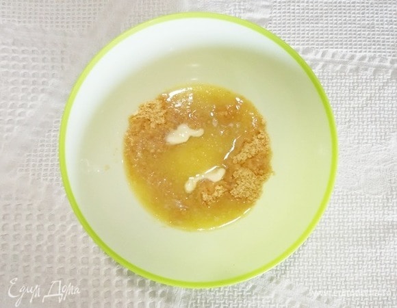 Приготовим основу, для чего измельчим в кухонном процессоре крекер и смешаем с растопленным сливочным маслом.