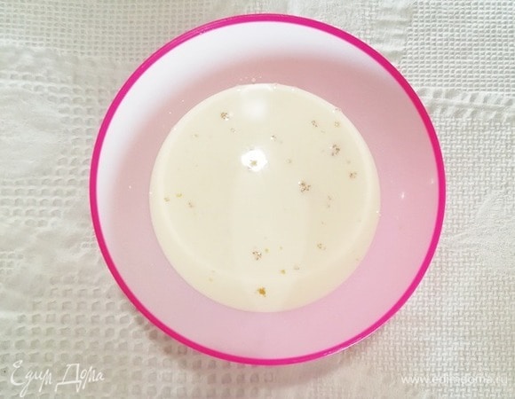 Желатин всыпать в сливки и оставить до разбухания. Затем подогреть сливки с желатином в микроволновой печи и процедить.