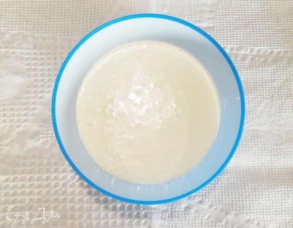 Смешать сливки и маскарпоне, посолить.