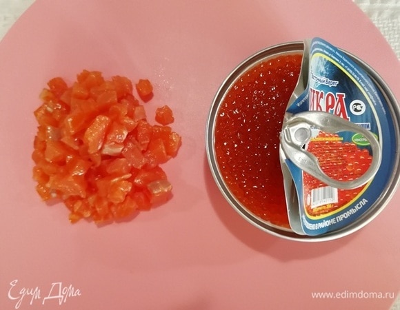 Форель нарезать небольшим кубиком. Открыть баночку икры ТМ «Восточный берег». Посмотрите: икра, как на картинке, — ровная, упругая и крупная.