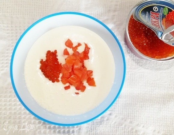 В сливочную массу добавить форель и икру. Перемешать.