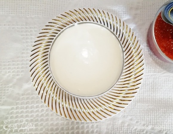 Основу чизкейка вынуть из холодильника. Поверх основы выложить начинку. Убрать в холодильник до полного застывания.