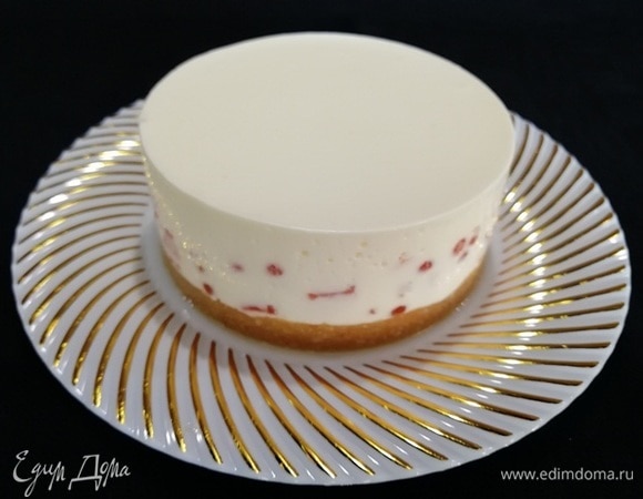 С готового тортика снять кулинарное кольцо.