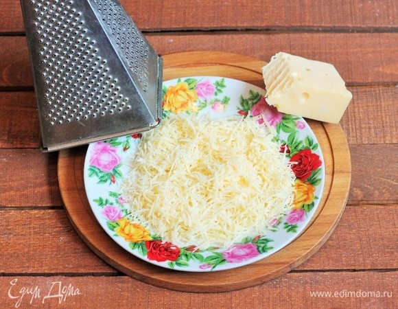 Натереть сыр на мелкой терке.