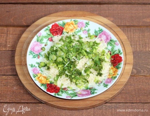 Зелень (петрушка, укроп, перья зеленого лука) мелко порубить.