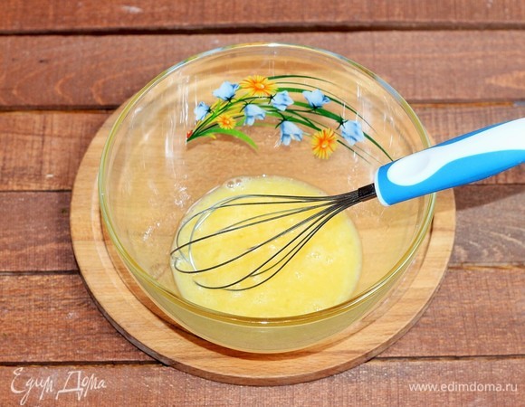 В глубокую миску разбить яйца и взбить с солью и сахаром.