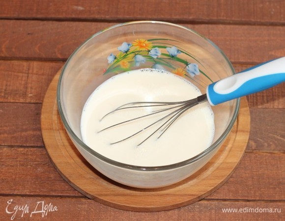 Затем добавить молоко и еще раз перемешать.
