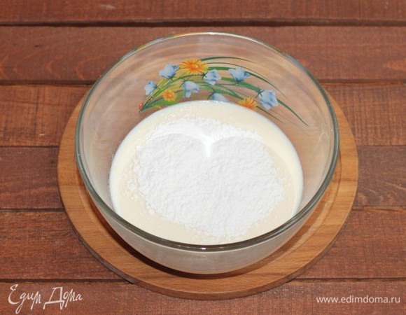 Муку смешать с разрыхлителем и просеять. Добавить мучную смесь в жидкую, перемешать венчиком, а затем взбить тесто миксером.