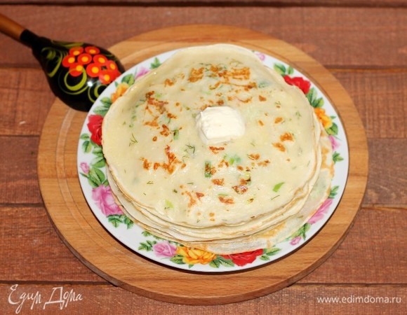 На разогретой сковороде (смазываем маслом только для первого блина) обжариваем блинчики с двух сторон. Выкладываем блины стопкой, смазываем кусочком сливочного масла.