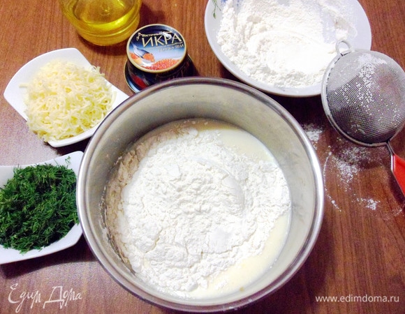 Добавить просеянную муку, соль, сахар и разрыхлитель.