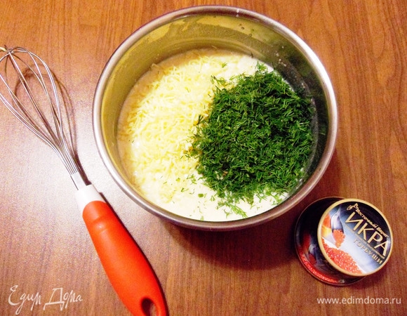 Затем добавить натертый сыр и мелко нарезанный укроп.