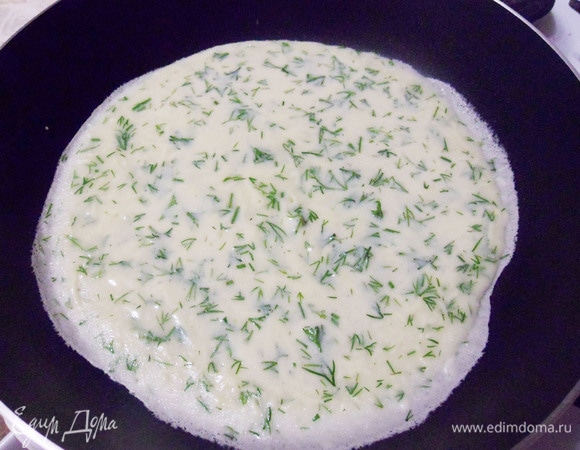 Выпекать на хорошо разогретой сковороде, смазанной растительным маслом (у меня сковорода диаметром 20 см с антипригарным покрытием). Сначала, с одной стороны.