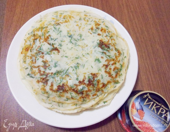 Всего получилось 20 тонких блинчиков. Завернуть тарелку с блинчиками в фольгу, чтобы блинчики были теплыми при подаче.